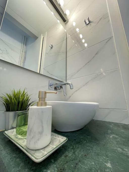 Stylish And Central Apt Near Acropolis - Avdi Square Афины Экстерьер фото